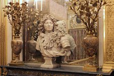 250px-Château_de_Versailles,_chambre_du_roi,_buste_de_Louis_XIV,_Antoine_Coysevox,_ca_1679_01.jpg
