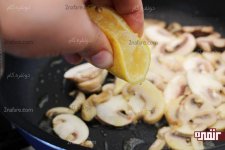 اضافه-کردن-کمی-آب-لیمو-ترش-به-قارچ-های-در-حال-تفت-خوردن-768x512.jpg
