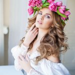 93493833-عروس-جوان-زیبا-با-الماس-گل.jpg