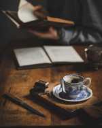 عکس-دختر-با-قهوه-و-کتاب-برای-پروفایل-3.png