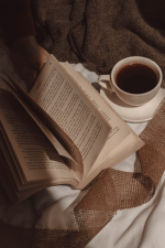 عکس-دختر-با-قهوه-و-کتاب-برای-پروفایل-2.png