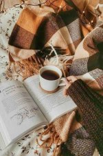 عکس-دختر-با-قهوه-و-کتاب-برای-پروفایل-6.jpg