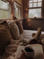 عکس-دختر-با-قهوه-و-کتاب-برای-پروفایل-14.jpg