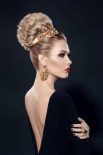 1565166-نمای-عقب-زن-جوان-بلوند-شیک-با-مدل-مو-و-جواهرات-مجلل.jpg