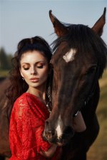 1582791-دختری-با-لباس-بلند-نزدیک-اسبی-ایستاده-است-زنی-زیبا...مز...بی-را-نوازش-می-کند-و-افسار-ر...jpg