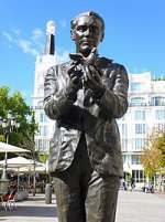 200px-Madrid_-_Plaza_de_Santa_Ana,_monumento_a_García_Lorca.jpg