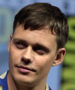 Bill_Skarsgård_(43620734441)_(cropped).jpg